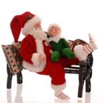 2/12-28cm Κόκκινος Άγιος Βασίλης με πράσινο ξωτικό καθισμένοι σε παγκάκι με δώρο